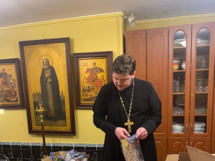 Социальный отдел епархии подготовил подарки к празднику Рождества Христова.