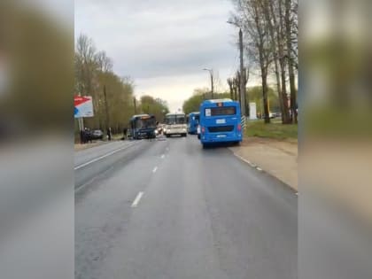 В Твери автомобиль вылетел в лоб автобусу