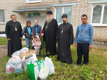 В Торжокском районе РПЦ передала деньги и вещи семье погорельцев с 12-ю детьми