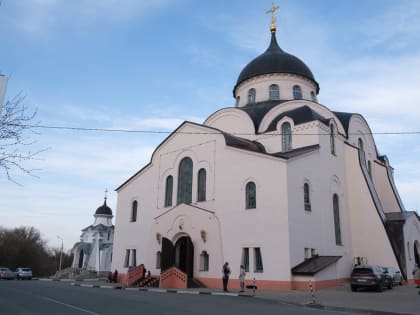 На Пасхальной вечерне митрополит Амвросий, духовенство, монашествующие и миряне поздравили друг друга с праздником Воскресения Христова