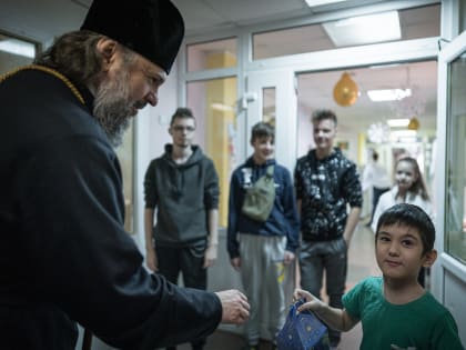 Митрополит Амвросий поздравил с Рождеством Христовым персонал и пациентов детской областной клинической больницы