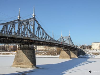 На Старом мосту в Твери ограничили движение транспорта