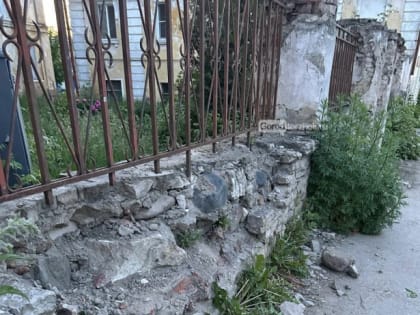В Торжке обрушилось старинное каменное ограждение бывшего духовного училища