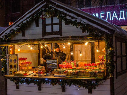 В Твери начался демонтаж новогодних елей и праздничной иллюминации