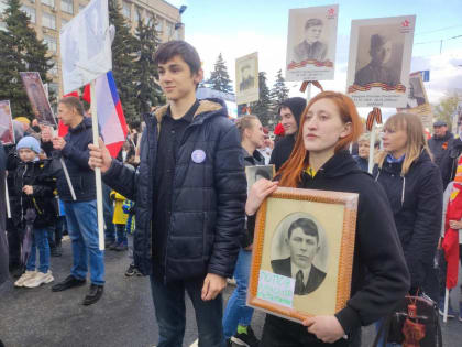 Волонтёры «Единой России» по просьбе пожилой женщины пронесли портреты её родственников в Бессмертном полку в Твери