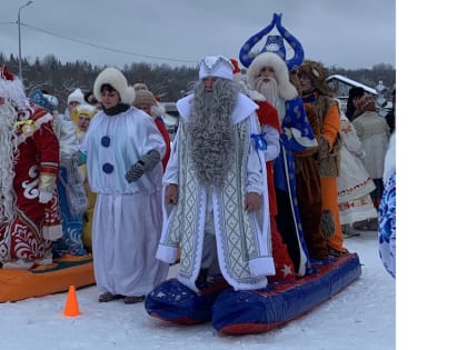 Кимрский Дед Мороз со своей свитой в Тверской Карелии