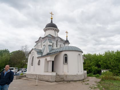 Архиерей совершил крещение двух младенцев из многодетной семьи