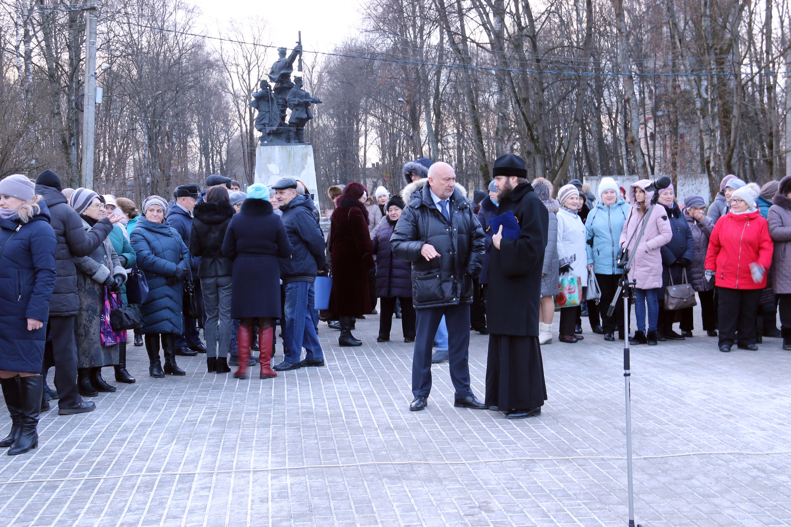 Последние открытия новости. Евстафьевский бульвар Осташков. Осташков митинг. События города Осташков. Сквер Черкасова Осташков.