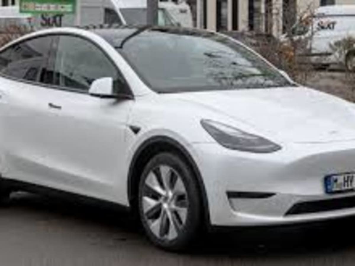 Tesla Model Y (2024)