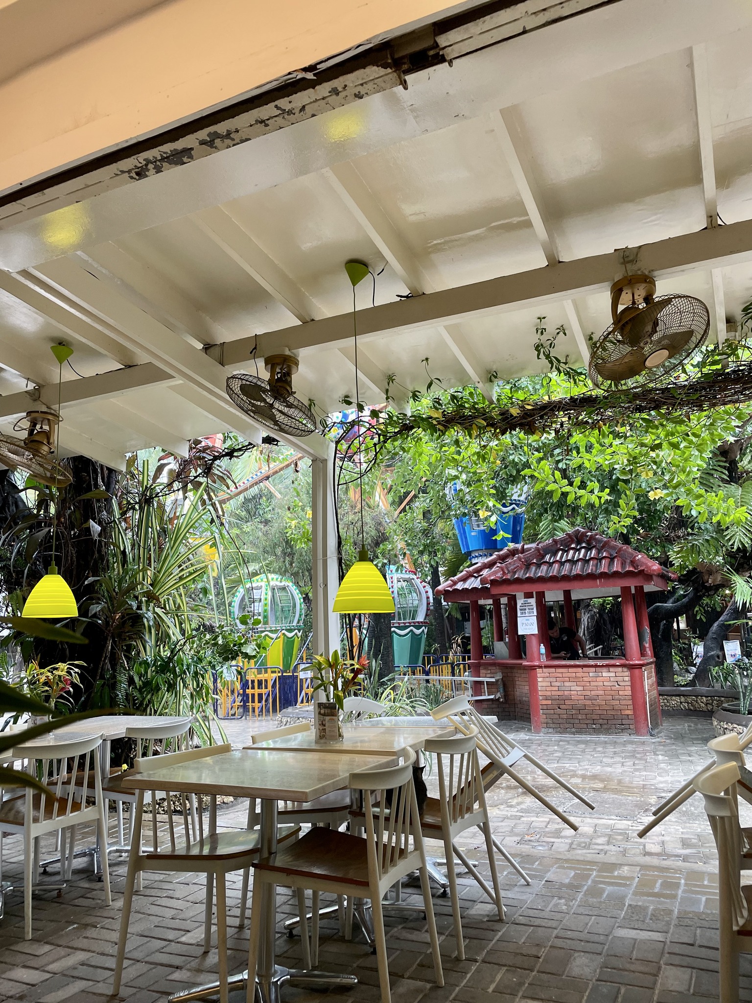 Lemon cafe restaurant in Dmall