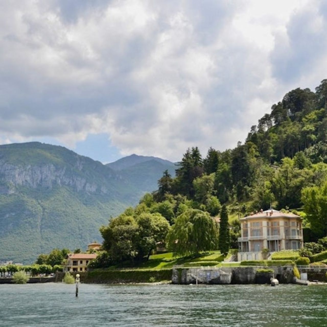 Bellano, Varenna, Bellagio e Como: Tour guidato in giornata da Milano + traghetto