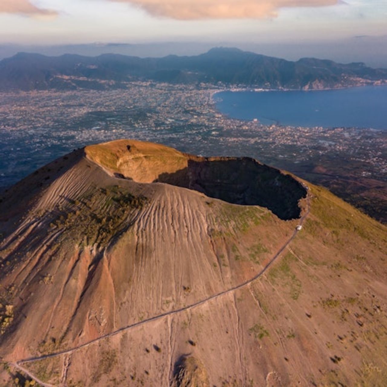 Vesuvio: Biglietto salta-coda + Trasporto andata e ritorno da Napoli — 2