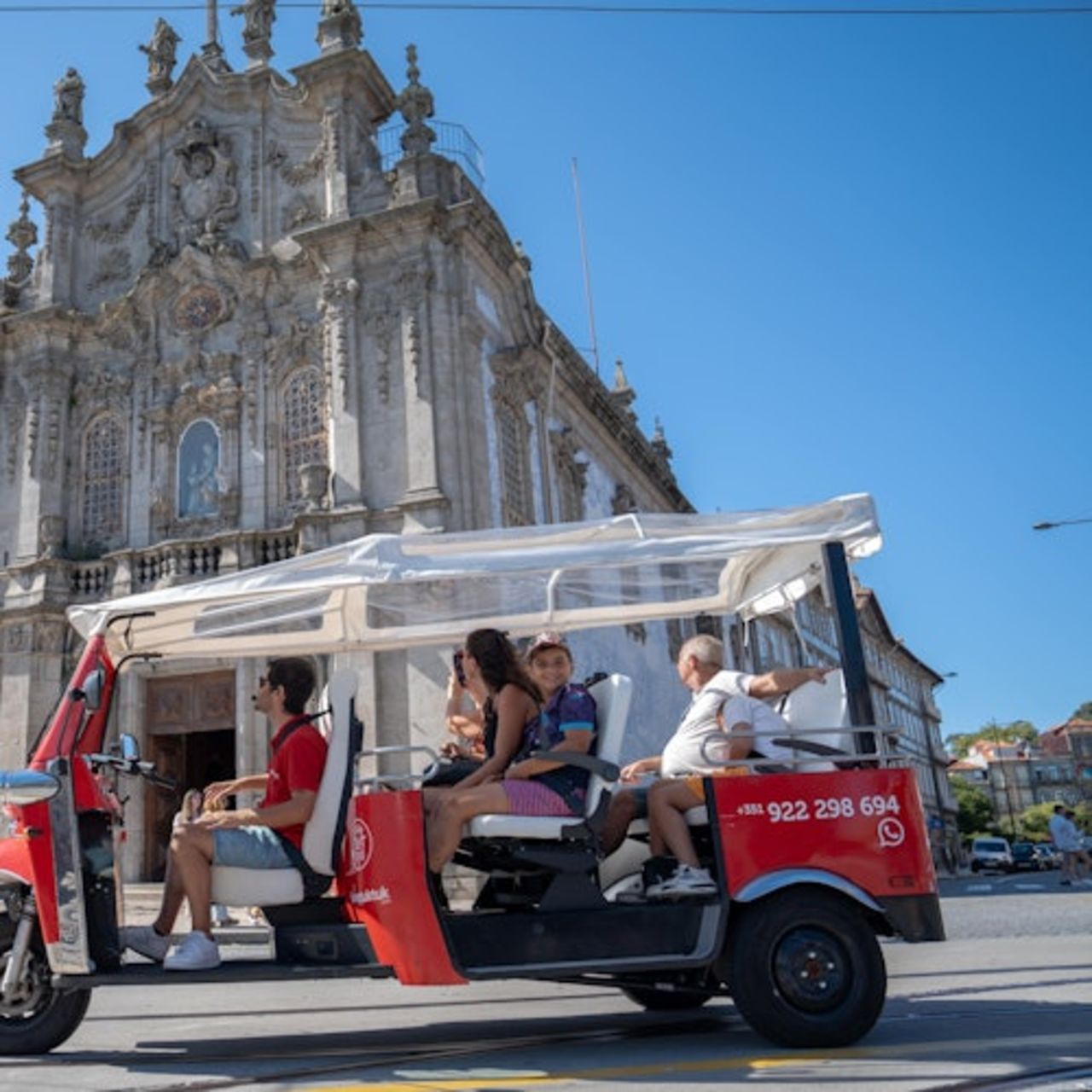 Porto: Tour guidato in tuk tuk + visita alla cantina del vino di Porto con degustazione + crociera