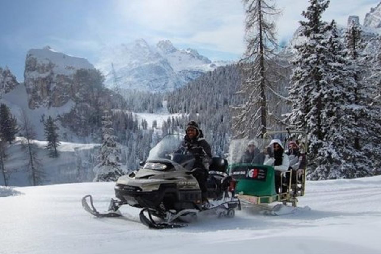 Da Bolzano - Motoslitta + Slittino e Tour privato della Grande Strada delle Dolomiti