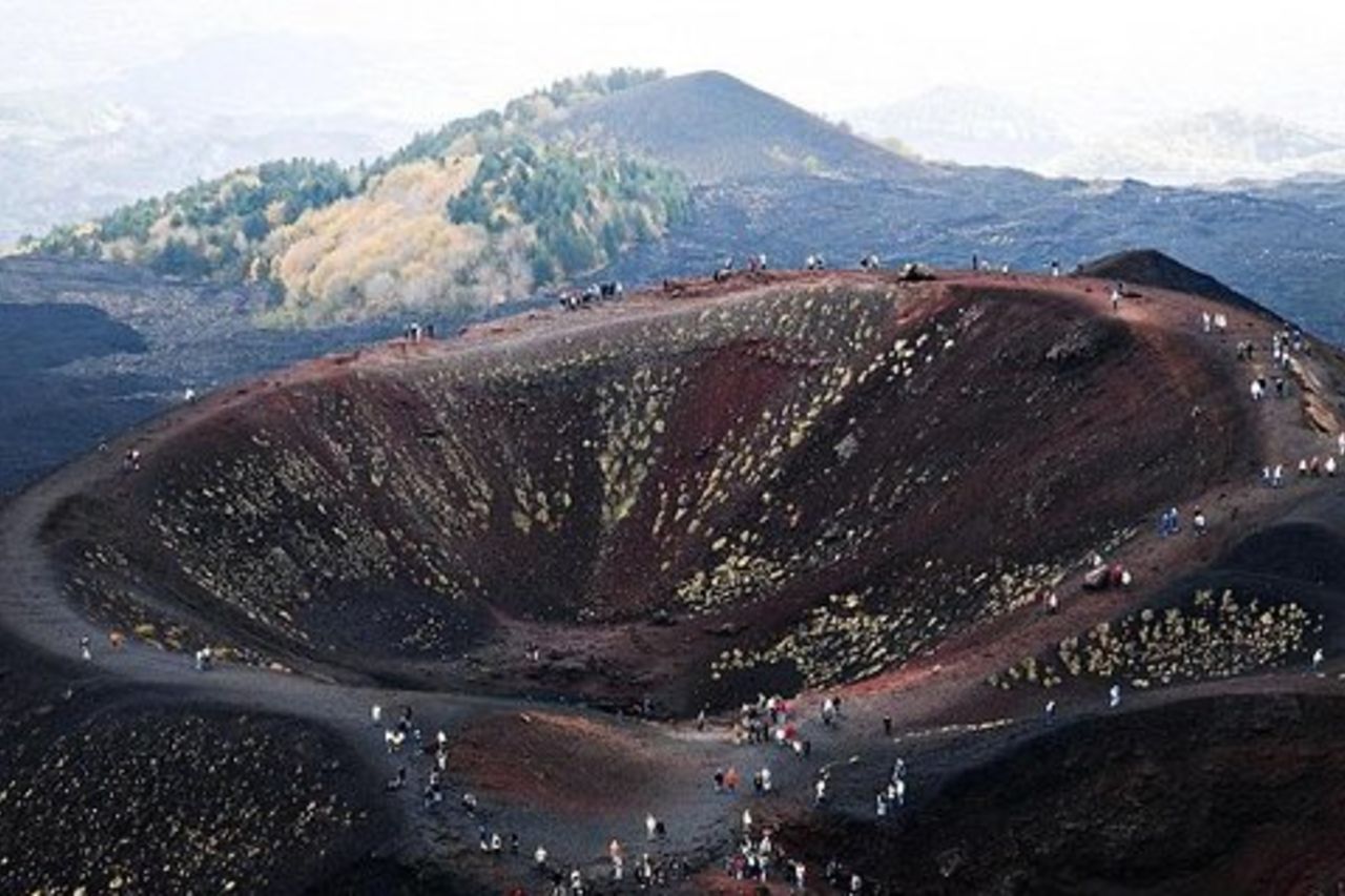 Tour privato dell'Etna e visita della cantina con degustazione enogastronomica da Taormina