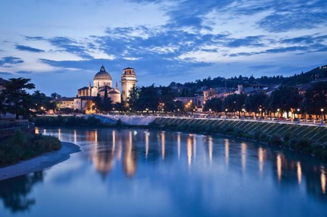Tour di Verona a piedi al chiaro di luna