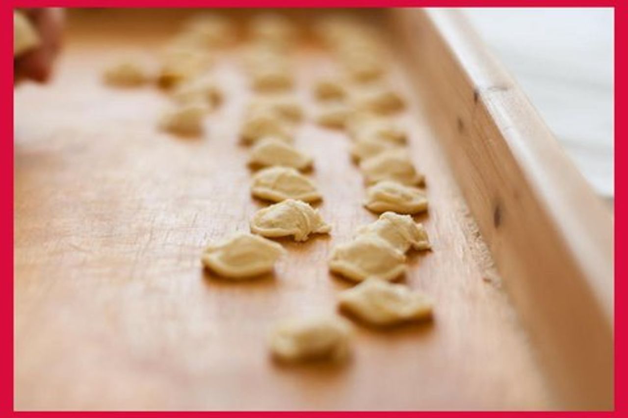 Cesarine: lezione di cucina casalinga e pasto con un locale a Brindisi