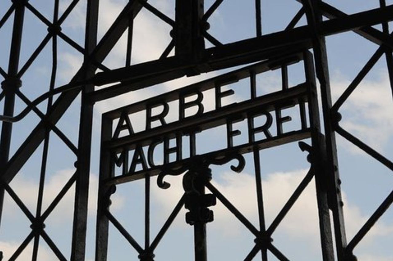 Tour approfondito del campo di concentramento di Dachau (tour privato)