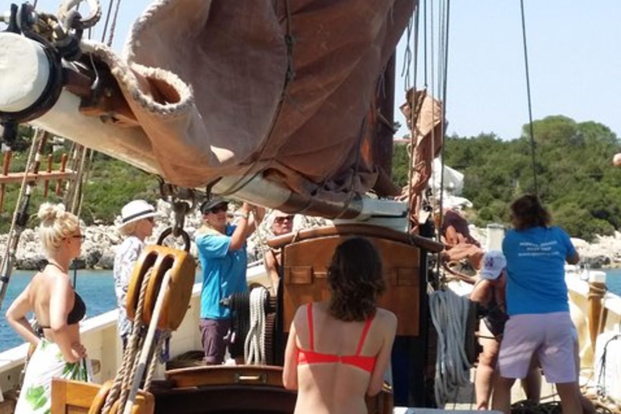 Gita di un giorno in barca a vela sulla nave alta Andrea Jensen con pranzo e vino