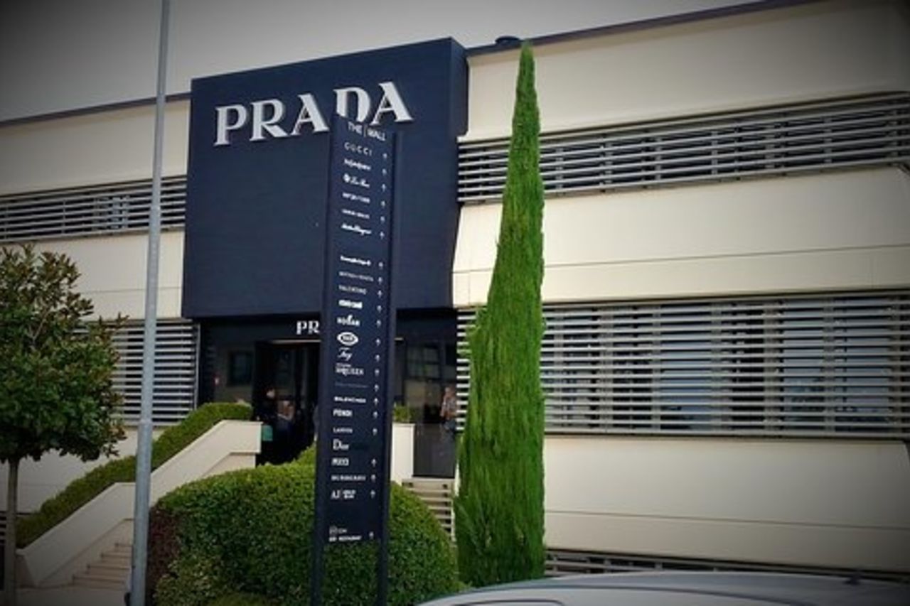 Luxury Chauffeur Service a THE MALL Firenze dalla Versilia