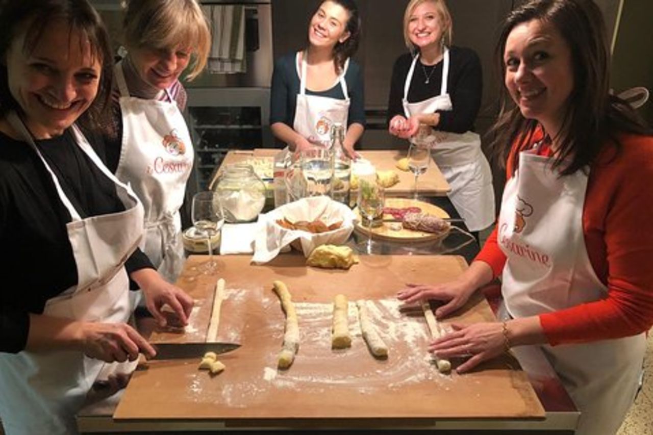 Cesarine: lezione di cucina casalinga e pasto con un locale a Rimini