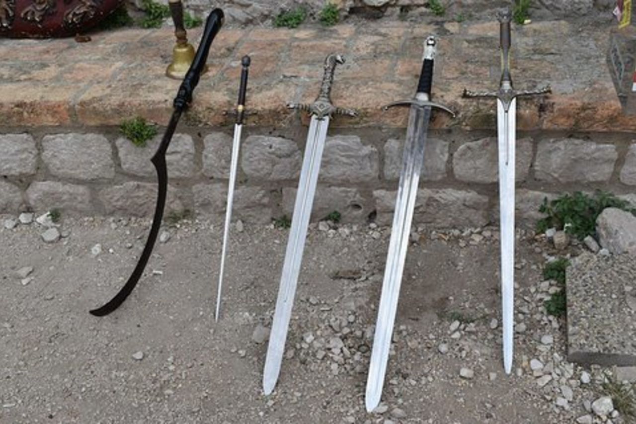 Tour esteso del Trono di Spade con spade e puntelli