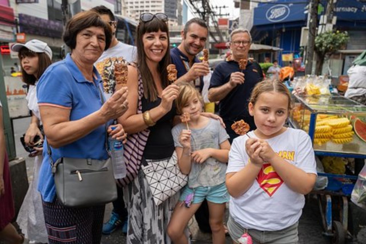 Tour gastronomico di Bangkok a Bang Rak con guida locale