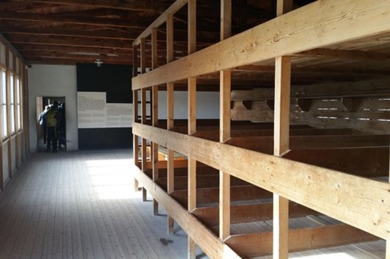 Tour guidato del sito commemorativo del campo di concentramento di Dachau con treno da Monaco di Baviera