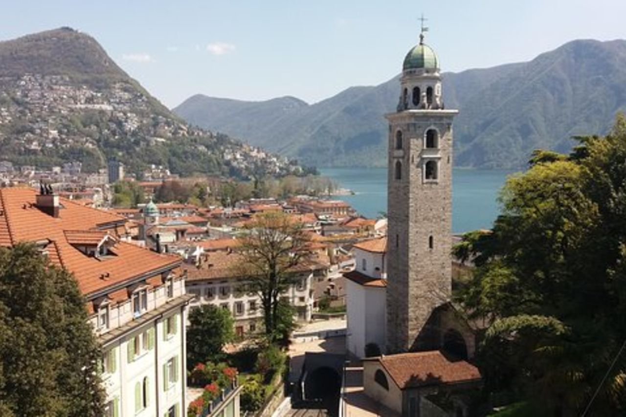 Tour esclusivo di un'intera giornata a Como, Italia e Lugano, Svizzera (1 ora da Milano, 10:30)