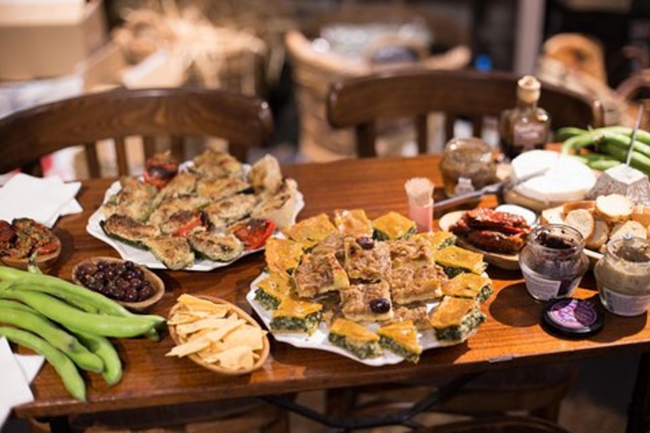 Tour gastronomico a piedi per piccoli gruppi con specialità locali e degustazione di vini