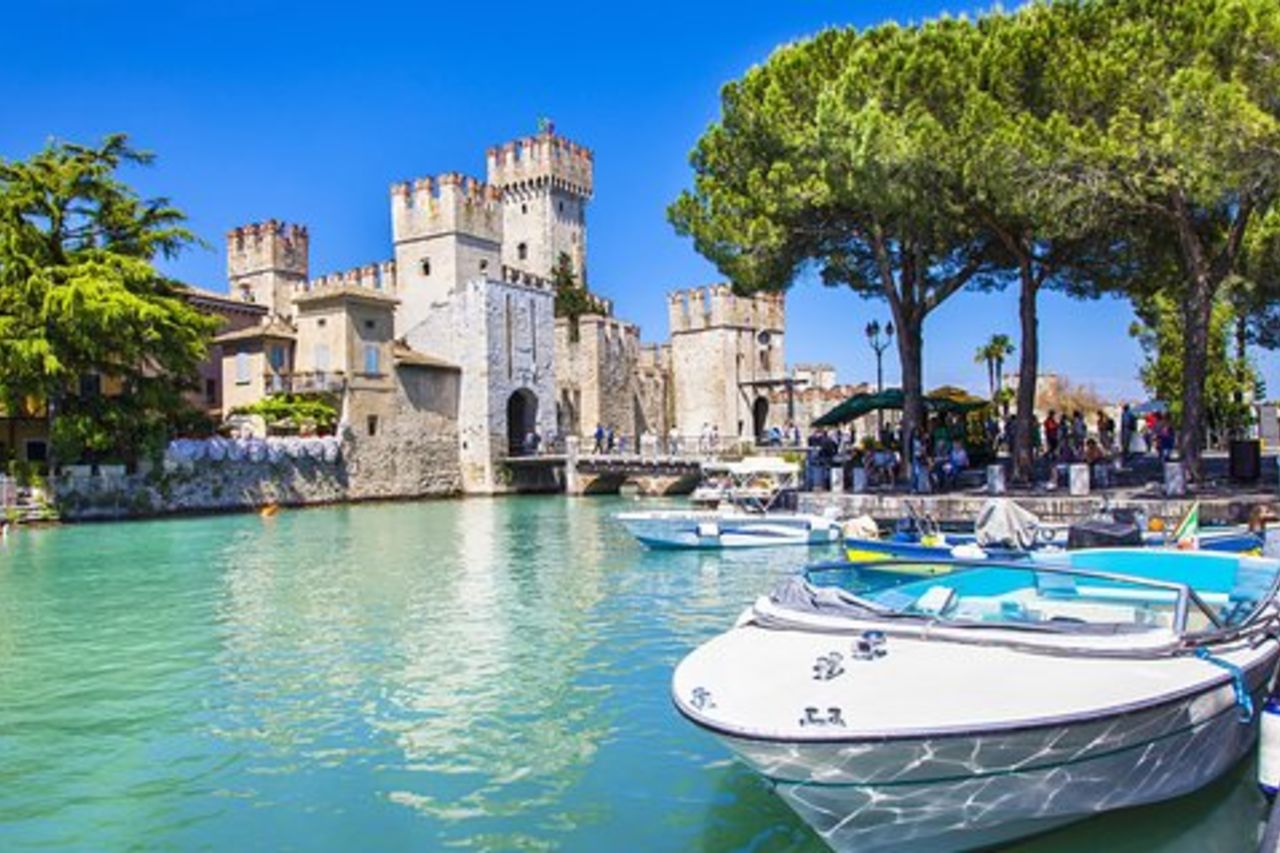 Tour in barca dei castelli con degustazione di vino Bardolino e stuzzichini