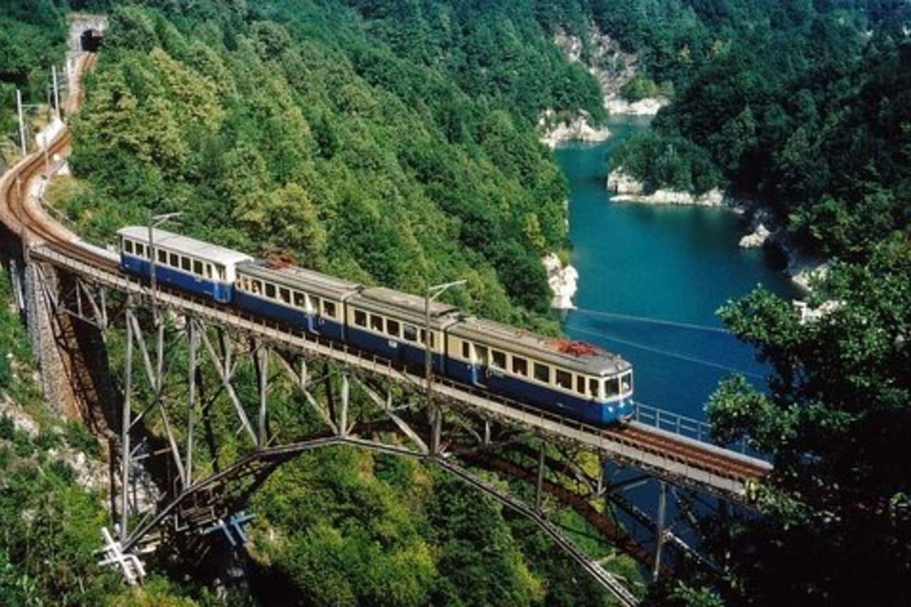 Ticket to ride: un treno panoramico che corre vicino al Lago Maggiore