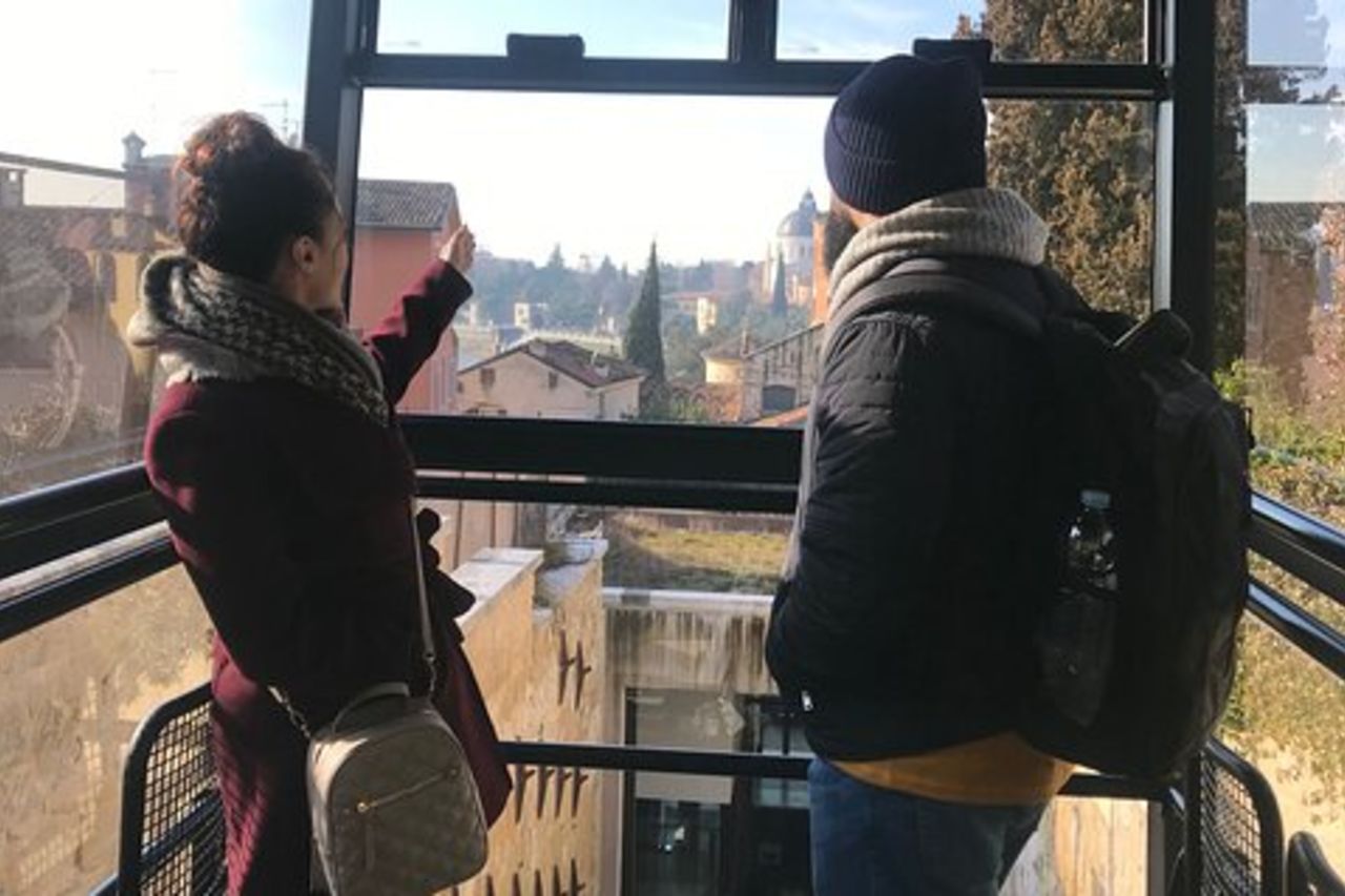 Tour a piedi di Verona: enogastronomia, pranzo o cena storica e funicolare
