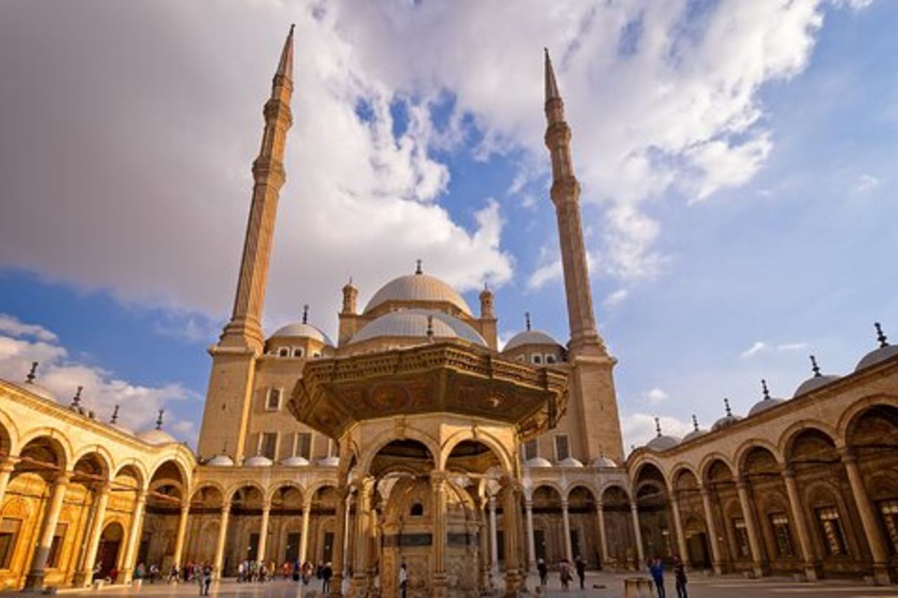 I tour di mezza giornata del Cairo visitano il Cairo islamico e le antiche moschee