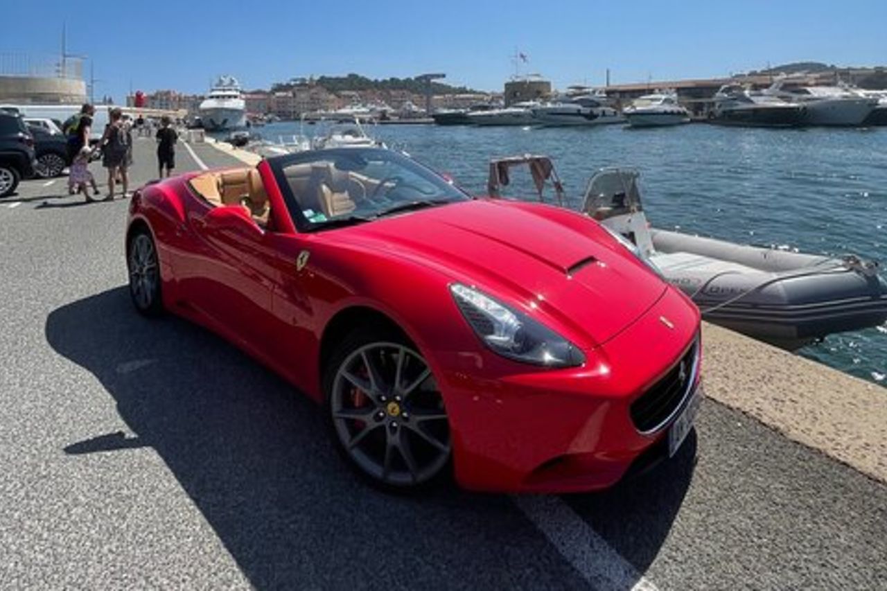 Escursione privata sulle strade di Cannes in Ferrari