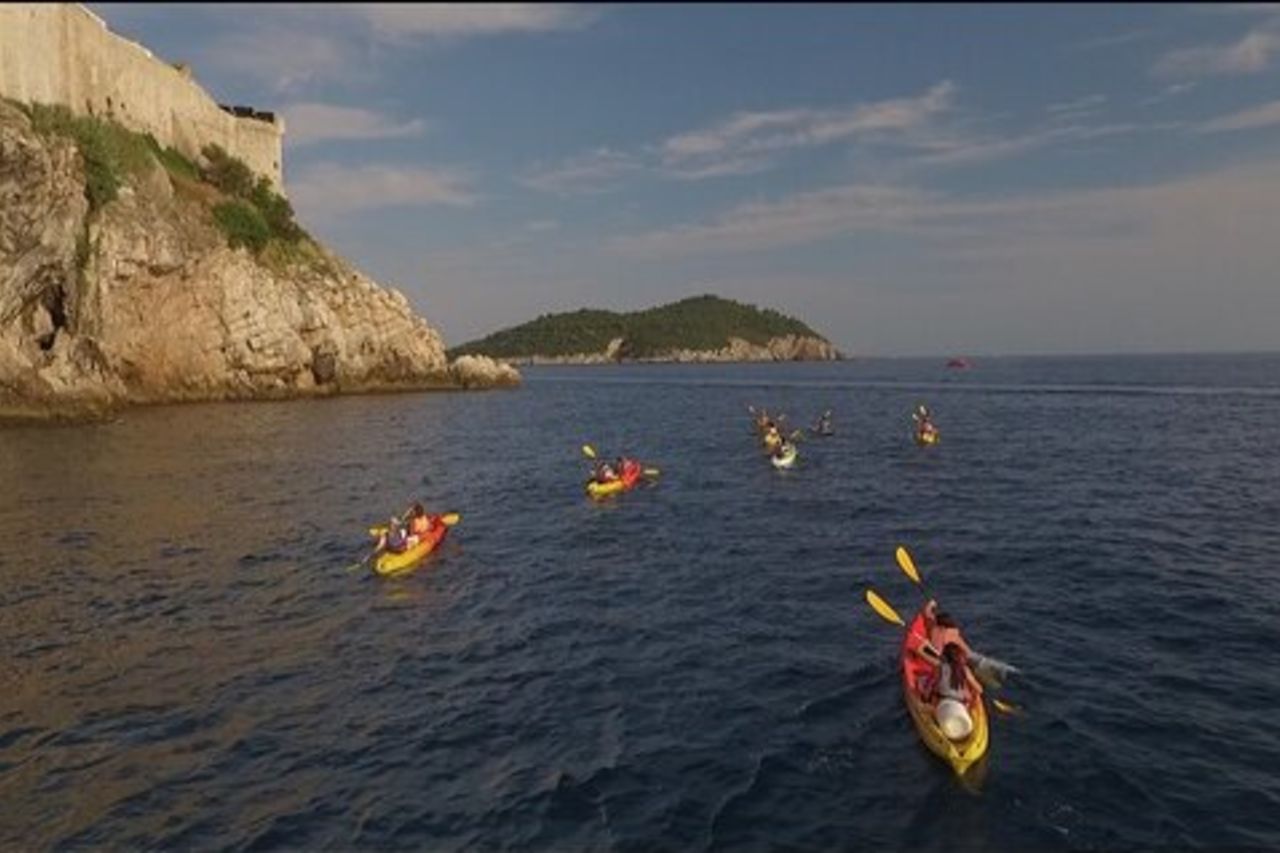 Dubrovnik: Sunset Kayak & Snorkeling con acqua e vino