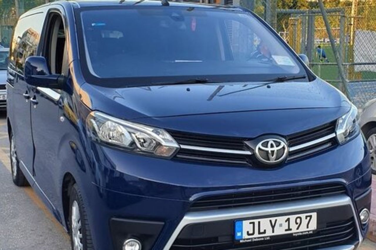 Furgone a 8 posti: dall'aeroporto internazionale di Malta all'hotel/alloggio