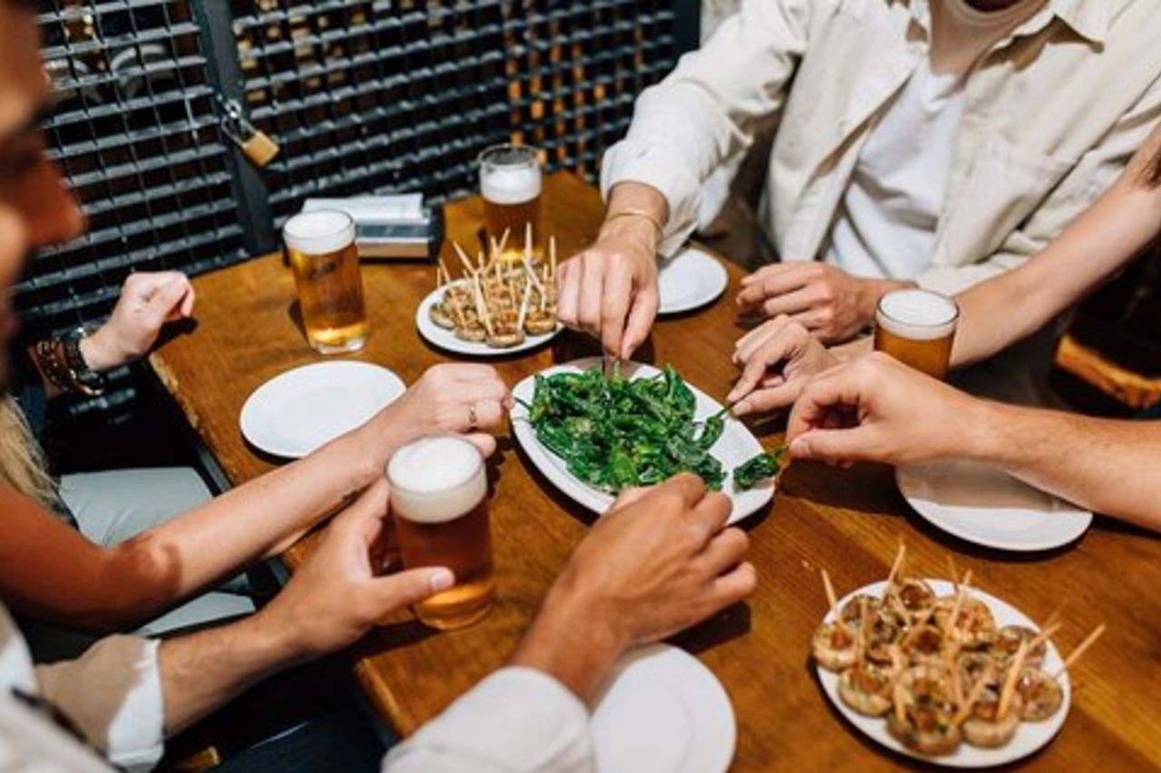 Tapas di Madrid e tour del vino con vista sul tetto e Guida locale