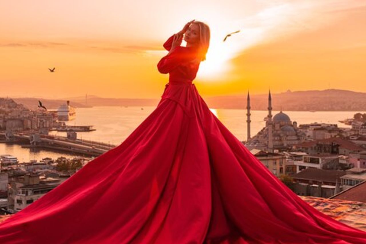 Servizio fotografico di abito volante sul tetto a Istanbul