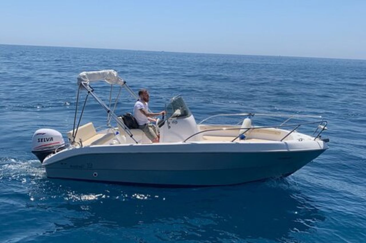 Noleggio barca privata di 7 ore sulla Costiera Amalfitana a Maiori o Minori