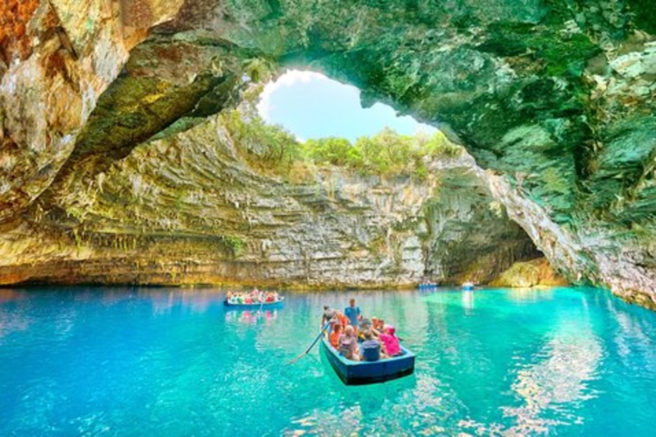 Tour in autobus dell'isola di Cefalonia: degustazione di vini, Melissani e Fiscardo