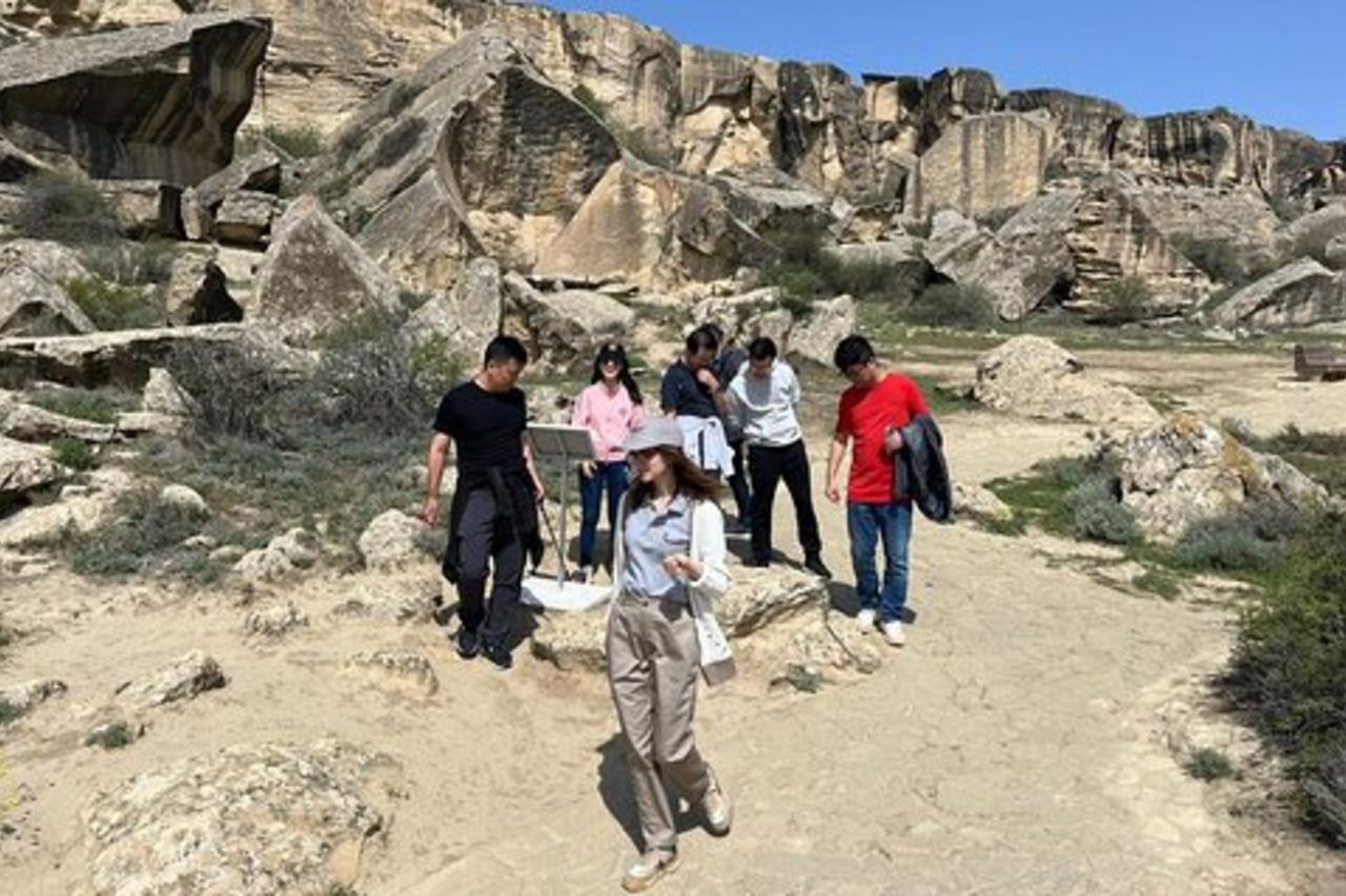 Qobustan - Absheron, Vulcani di fango, Ateshgah, Yanardag Day Tour
