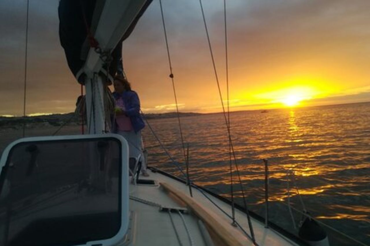 Tour Giornaliero Privato in Barca a Vela sulla Riviera del Conero