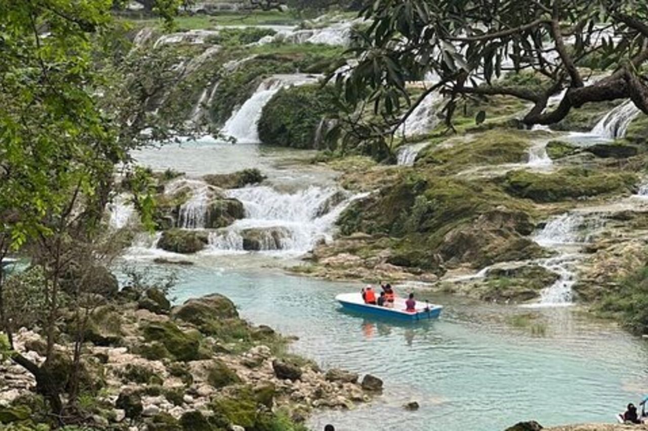 A est di Salalah, Safari in montagna, Cammelli, Cascata, Spiaggia bianca