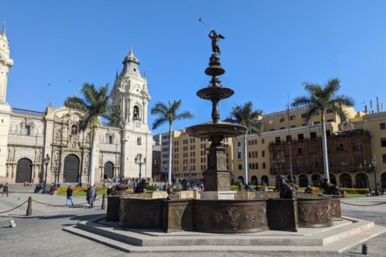Tour della città di Lima, del mercato centrale e delle catacombe (Pick-up & Drop Off)