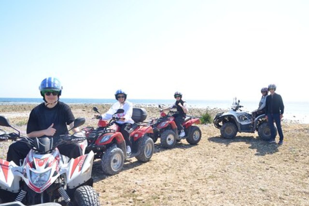Tour in Quad- tra vigneti e Mare con calice di vino.
