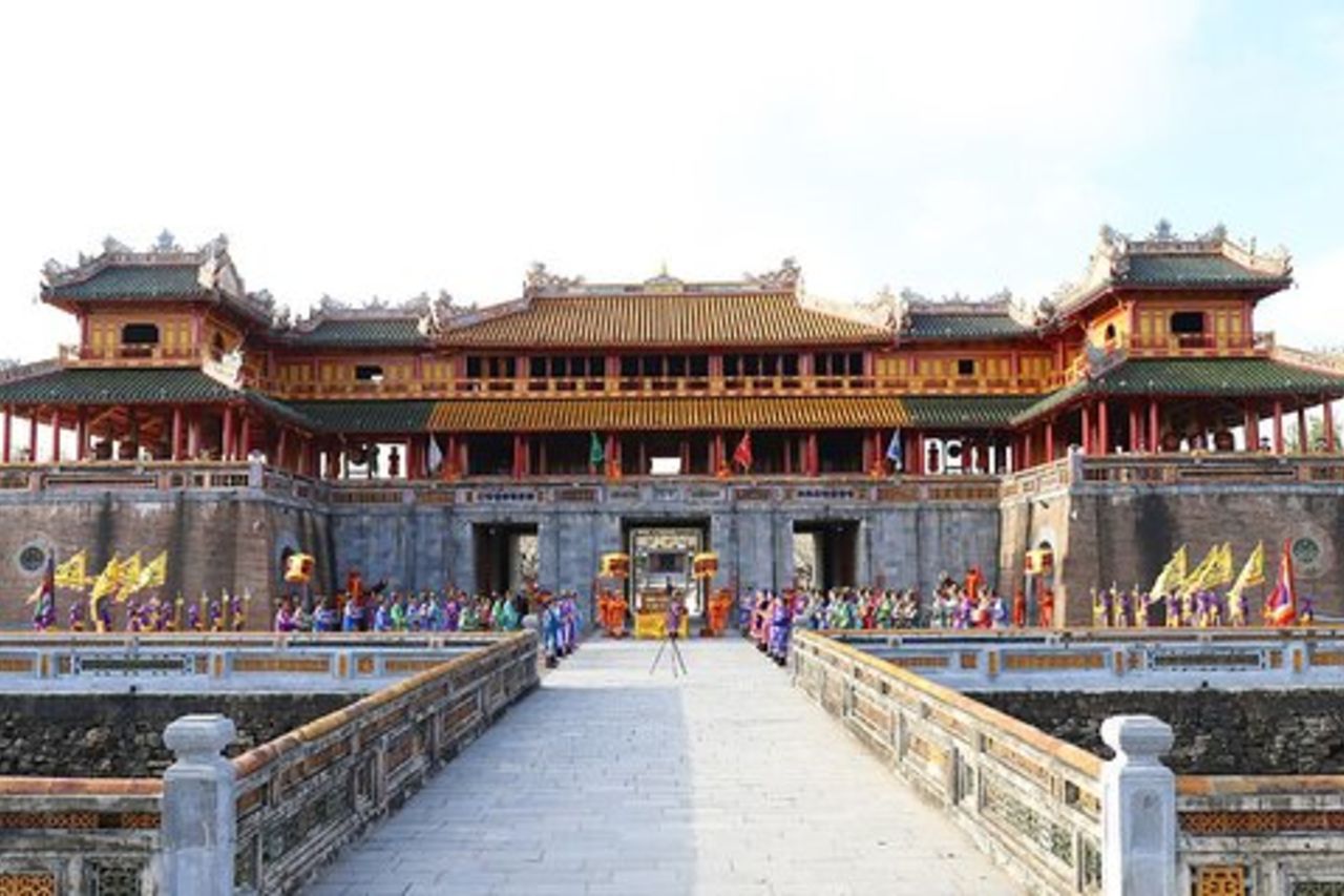 Hue : Passeggiata nella città imperiale, tour in moto e opzioni di auto privata