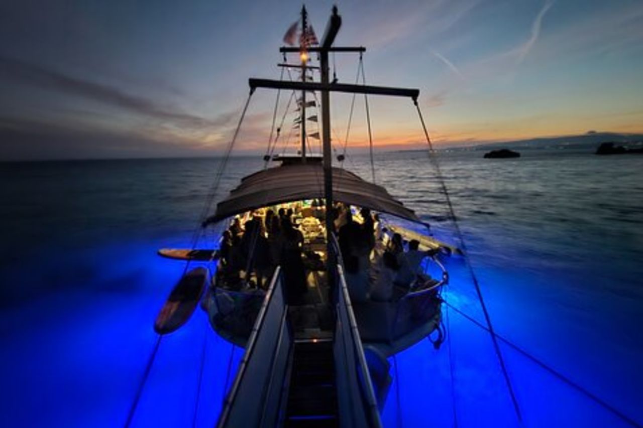 Tour al tramonto da Dreamy Cruise con cena e vino illimitato!