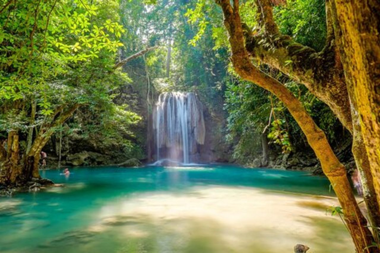Tour delle cascate di Erawan e del ponte sul fiume Kwai da Bangkok