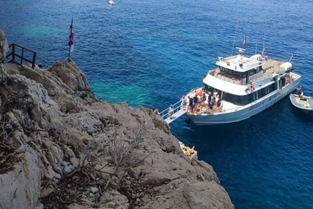 Escursione guidata in barca di un giorno lungo la costa di Baunei da Arbatax